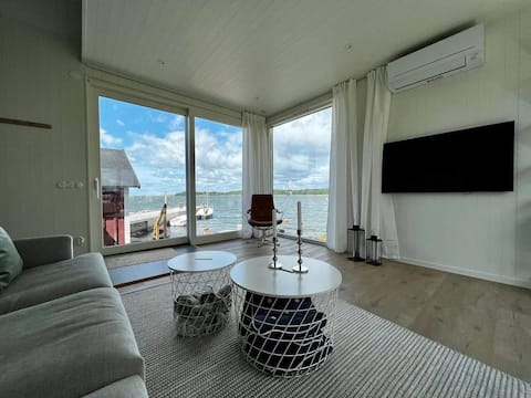 Romantic cottage right on the jetty