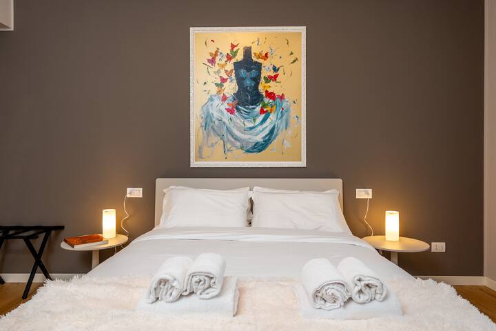 Newly Renovated Luxury Flat | Steps from Duomo gallery image 3