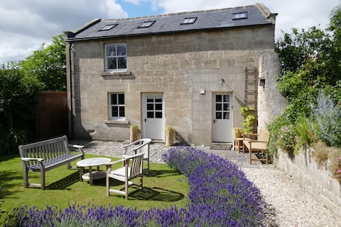 Charming Georgian period Coach House in Bath