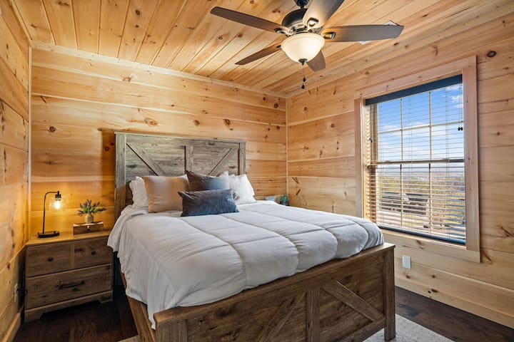 Queen  საწოლი ჭერის ვენტილატორითა და ტელევიზორით. Ოთახი მდებარეობს ზემოთ. 