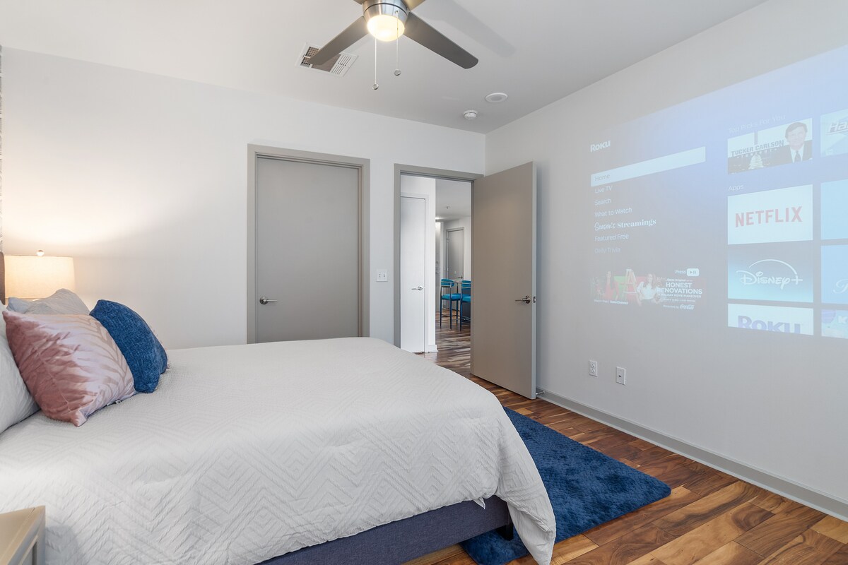 Një dhomë gjumi perfekte e lezetshme dhe e bollshme me një krevat dopio "king" që flenë 2 të rritur. Projektuar me rehati në mendje dhe i pajisur me dyshek me shkumë kujtese, dhomë gjumi e rehatshme me komodina dhe abazhurë dhe një projektor për të shijuar natën e filmit me të dashurit e tu!! 