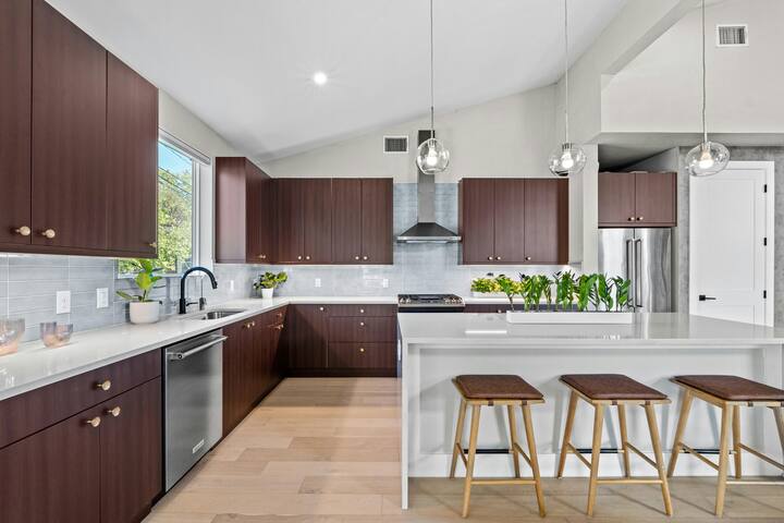 Lux Oasis w/ Vaulted Ceilings & Tropical Plants gallery image 4