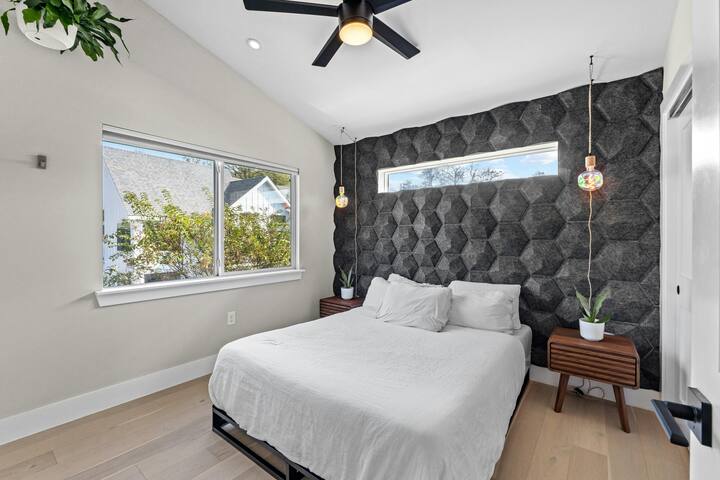 Lux Oasis w/ Vaulted Ceilings & Tropical Plants gallery image 5