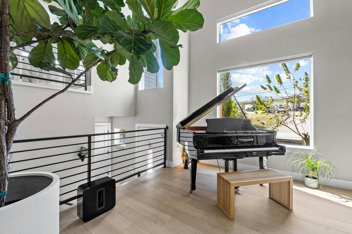 Lux Oasis w/ Vaulted Ceilings & Tropical Plants gallery image 2