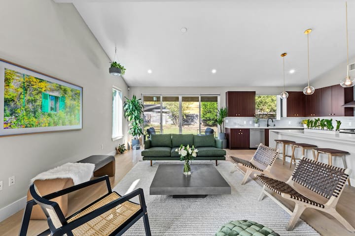 Lux Oasis w/ Vaulted Ceilings & Tropical Plants