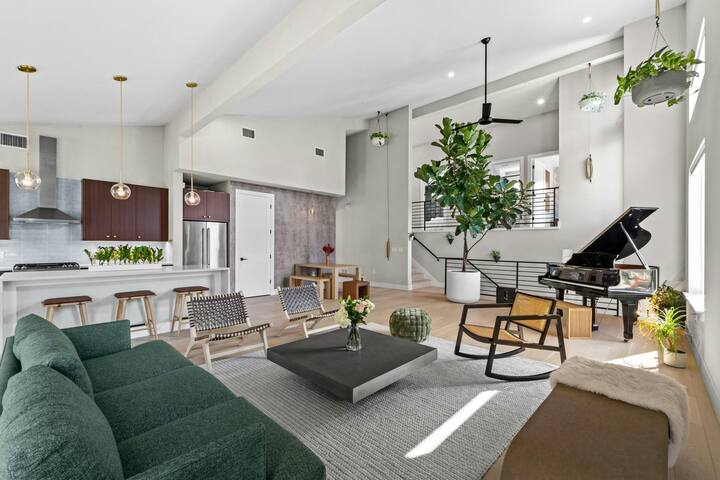 Lux Oasis w/ Vaulted Ceilings & Tropical Plants gallery image 3