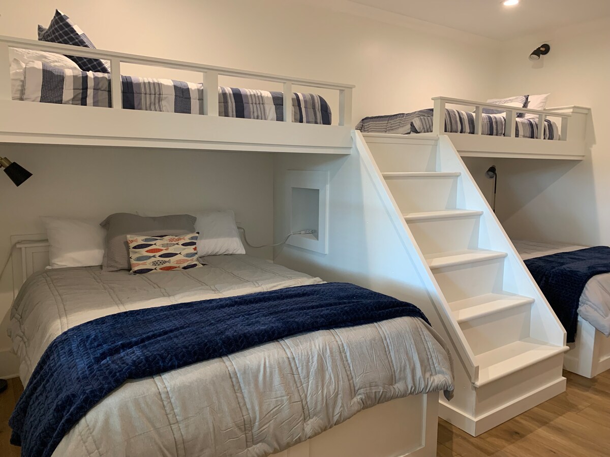 Vend i shkëlqyer për fëmijët ose të rriturit!  Dy krevate dopio shumë të fortë mbi një krevat dopio "queen".  Banjë private e bashkangjitur me vaskë, tualet dhe lavaman të veçantë.