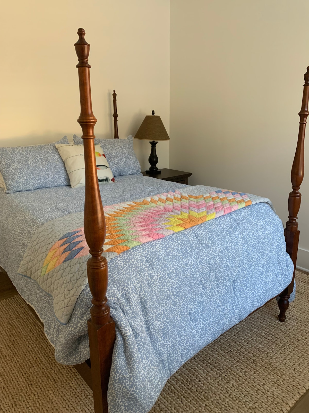 Dhomë gjumi e rehatshme në katin e sipërm me banjë të plotë me dush ngjitur.