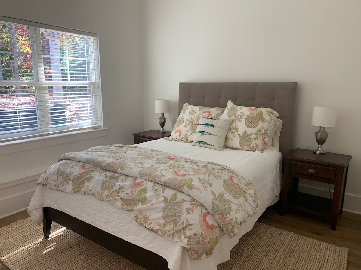 Mbretëreshë e rehatshme me banjë të kompletuar vetëm disa hapa larg.