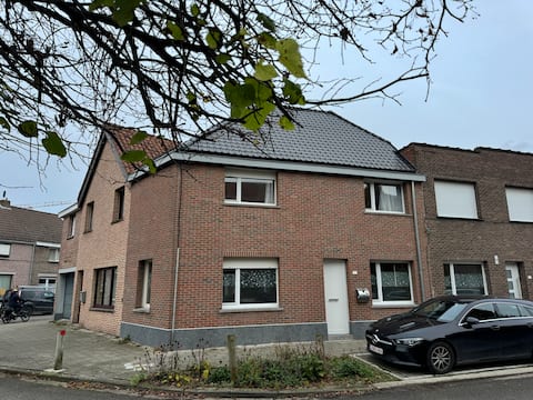 Centrally located house for six