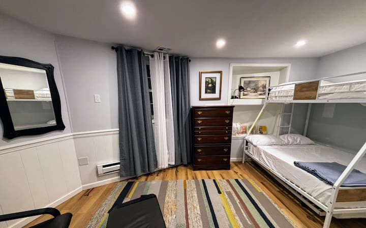 وظيفية وأنيقة: مع لمسات ساحرة مثل الأعمال الفنية المؤطرة وخزانة ملابس واسعة وفراش مريح، تمزج هذه الغرفة بين التطبيق العملي والأناقة. مثالية للعائلات أو المجموعات، وتوفر ملاذًا ترحيبيًا في قلب بيت القبة.