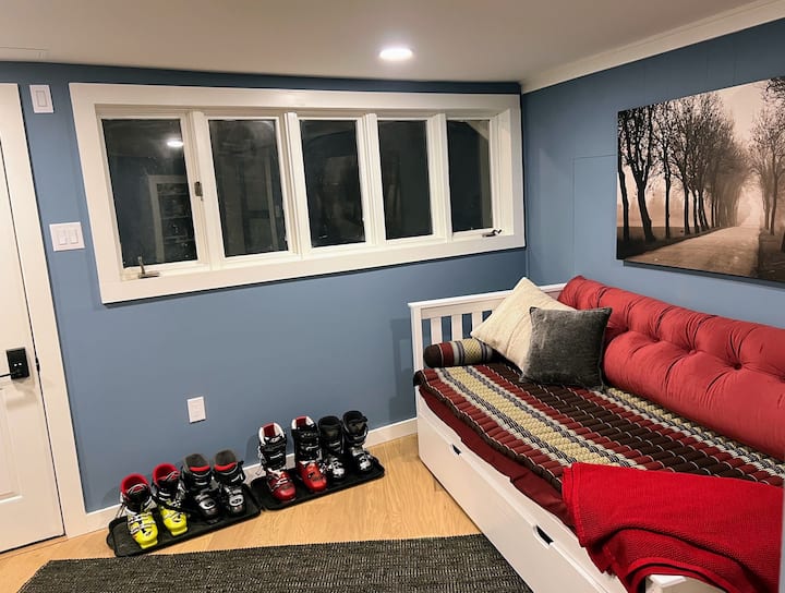 الترحيب بالدخول: يتميز البهو بسرير نهاري مريح للضيوف الإضافيين ومدفأة أحذية التزلج جنبًا إلى جنب مع صواني الأحذية. مع تصميمها المدروس وديكورها الدافئ وميزاتها العملية، فهي مساحة مثالية للاسترخاء بعد المغامرات في الهواء الطلق في الجبال.