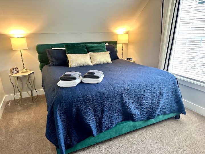 1 cama tamaño king, 1 cama doble 