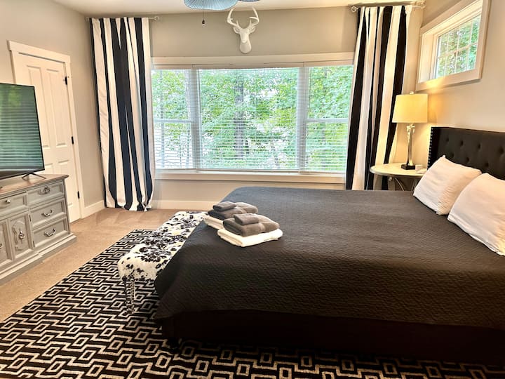 1 cama tamaño king. (Cuna de tamaño completo en el vestidor)