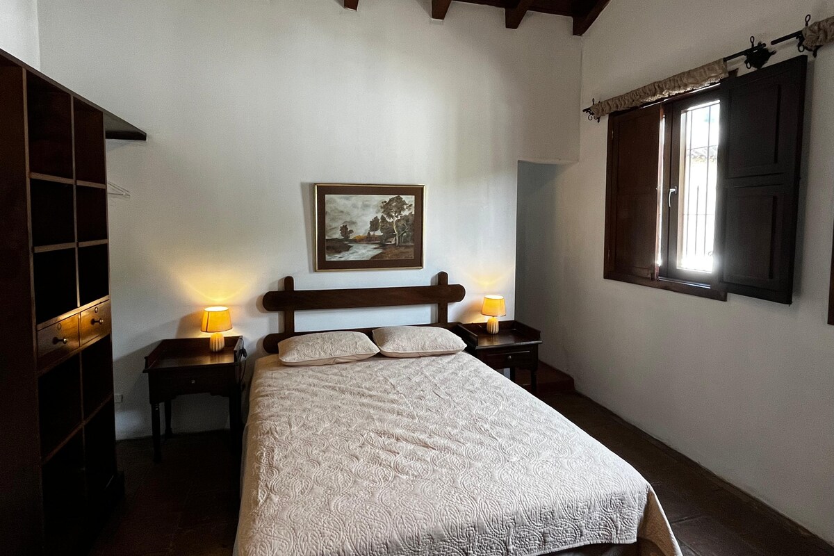 ٠٠/١٠-
1 سرير كبير
1 سرير بطابقين في غرفة ملحقة