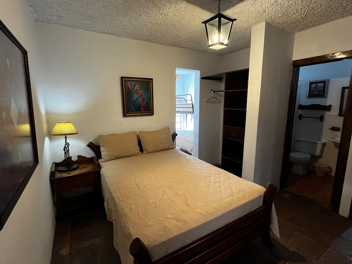 ٠٠/١٠-
سرير كامل
1 سرير بطابقين في الغرفة المرفقة