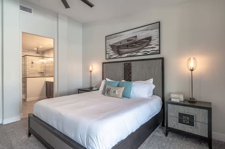 Cada habitación está diseñada para la comodidad, con lujosas camas y sábanas de alta calidad para garantizar una noche de sueño reparador. Con espacio para dormir un total de 16 personas, este alojamiento es perfecto para grupos grandes o escapadas familiares.