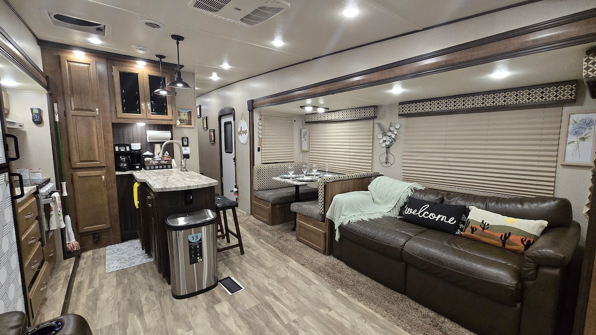 Top performing Airbnb: Lovely RV with pool and jacuzzi in Deltona