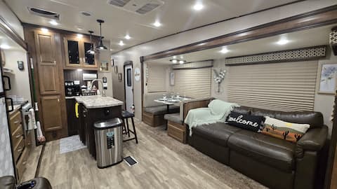 Top performing Airbnb: Lovely RV with pool and jacuzzi in Deltona