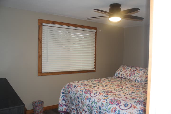 غرفة نوم ثالثة مع سرير كالي كينج.