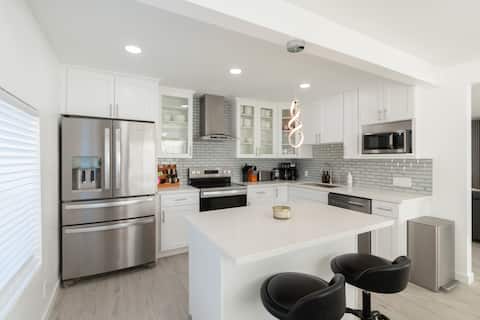 MDRN Retreat Slps14|Game Room