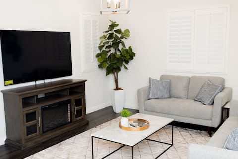 Top Airbnb: Spacious 4BR Roseville Home. Family & Long stays in Roseville
