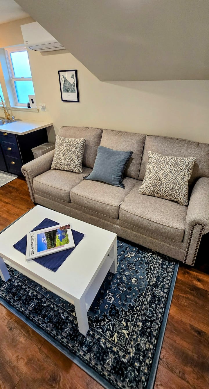 Cozy Carriage House - Ruston, WA