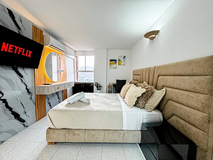 Espacio integrado y luminoso con cama queen,  smart Tv", espejo, aire acondicionado, closet, decoración cálida con tonos neutros, detalles artesanales y llena el ambiente de luz natural