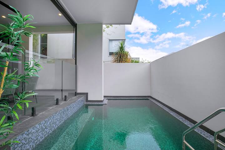 The Stuart: Tri-Level Luxury with Poolside Dining gallery image 2