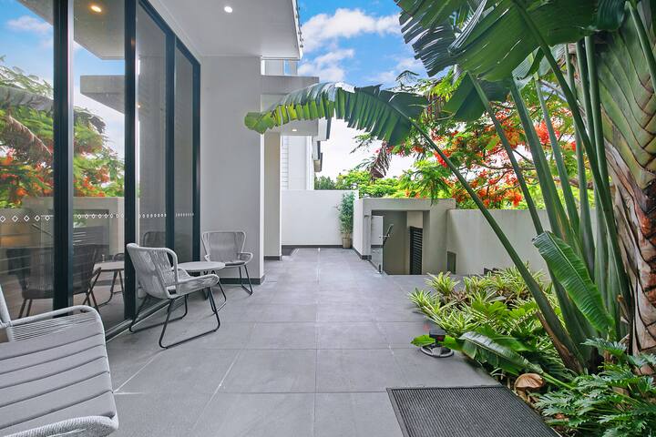 The Stuart: Tri-Level Luxury with Poolside Dining gallery image 5