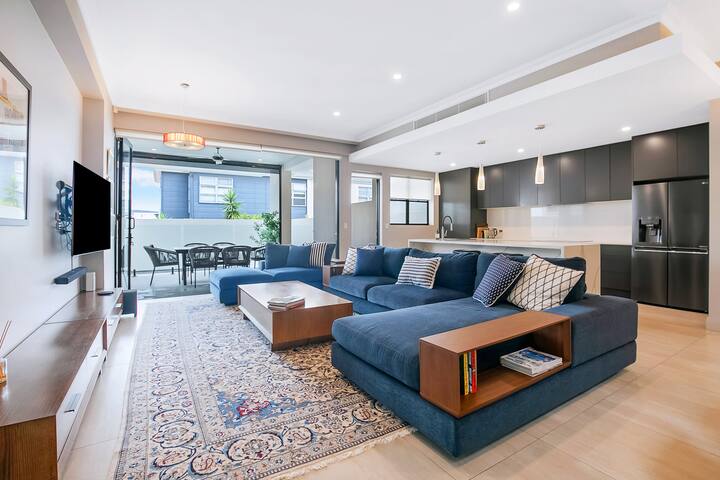 The Stuart: Tri-Level Luxury with Poolside Dining gallery image 4