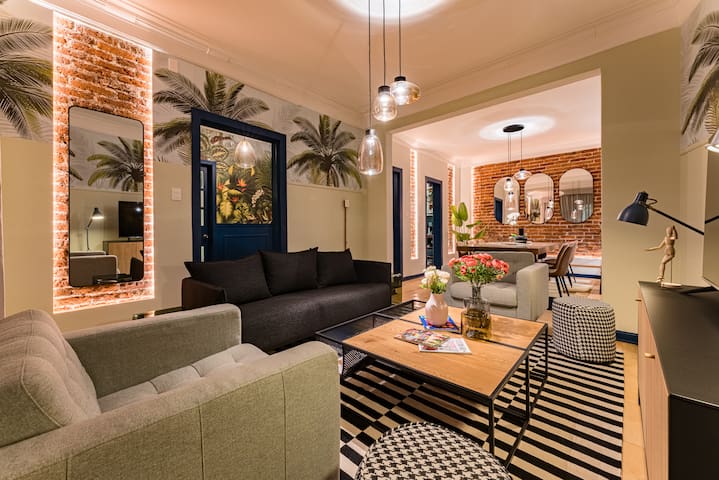 Vibrant Ámsterdam Retreat with Rooftop BBQ