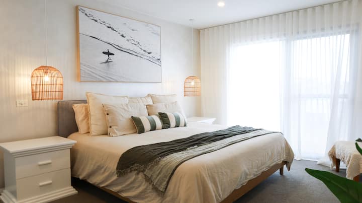 Chambre principale 1 - LIT SUPER KING SIZE - Matelas de luxe avec surmatelas moelleux. 
La chambre dispose d'une salle de bain privée et d'une salle de bain avec sa propre télévision connectée.
Vue sur le balcon latéral de l'eau