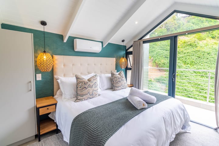 Third bedroom with queen bed and plush linen and towels 