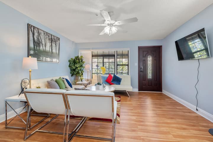 Stunning Modern 3 Br Home - Castro Valley, CA
