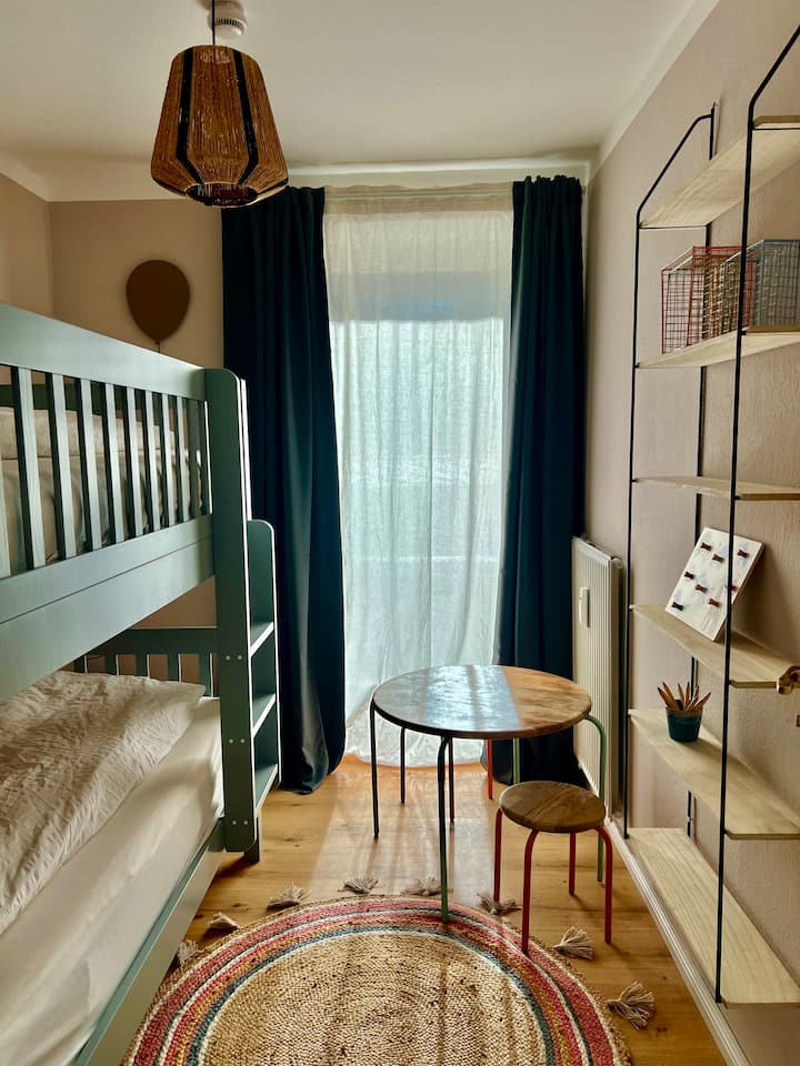 нашата „детска соба“ е опремена со кревет на спрат за 2 лица, каде што дури и големите „деца“ можат прекрасно да спијат...