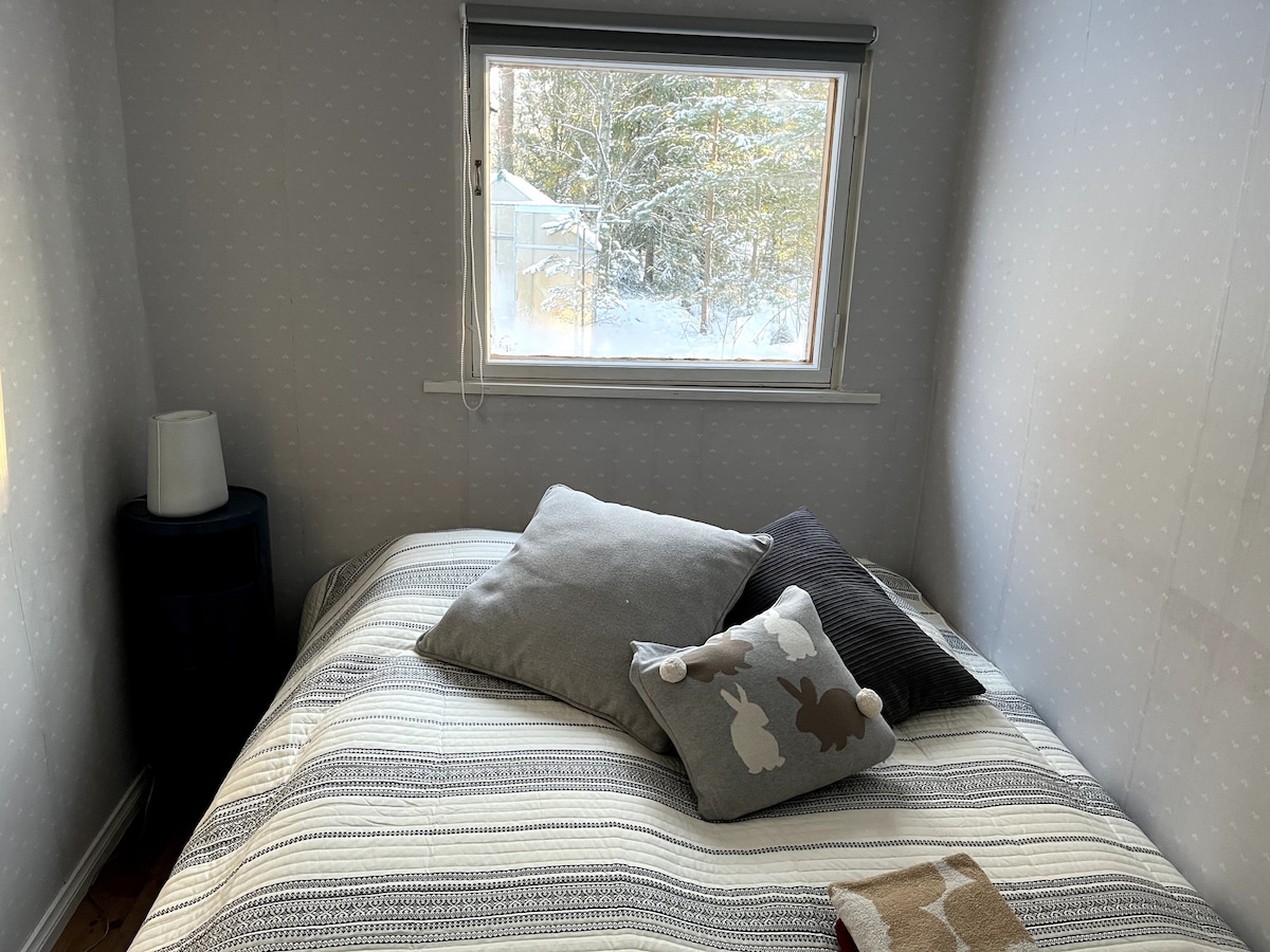 חדר שינה עם מיטה בגודל 160 ס"מ