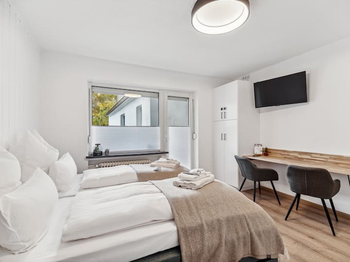 Chumba cha kulala chenye starehe namba 2 chenye vitanda 2, eneo la dawati na muundo wa kisasa. Televisheni mahiri ya 40" Philipps iliyo na Netflix (akaunti yako mwenyewe inahitajika) na chaneli nyingi za bila malipo hutoa burudani. Roshani inakualika upumzike.