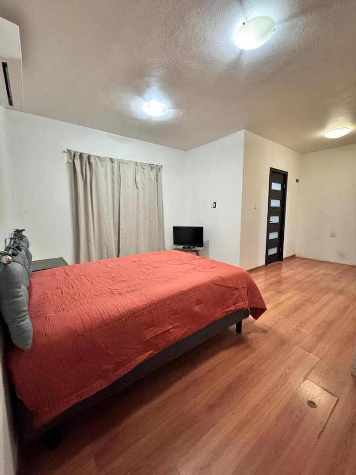 ห้องนอนพร้อมเตียงคู่และห้องน้ำ 