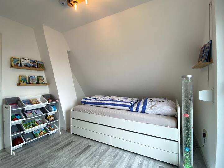 Detská izba je malým rajom pre tých najmenších! Dobre zásobená herná polička má hry, knihy a remeslá, ktoré každý deň zažijú dobrodružstvo. 