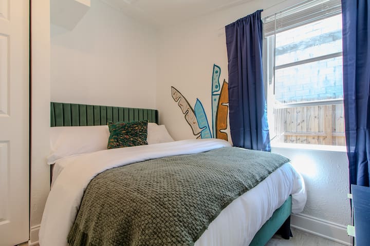 Oddýchnite si v našej spálni vybavenej plyšovou manželskou posteľou Queen, ktorá je navrhnutá pre maximálne pohodlie a pokojný nočný odpočinok.