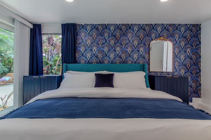 Oddýchnite si v luxusu v našej hlavnej spálni s plyšovou manželskou posteľou King navrhnutou pre maximálne pohodlie a pokojný nočný spánok.