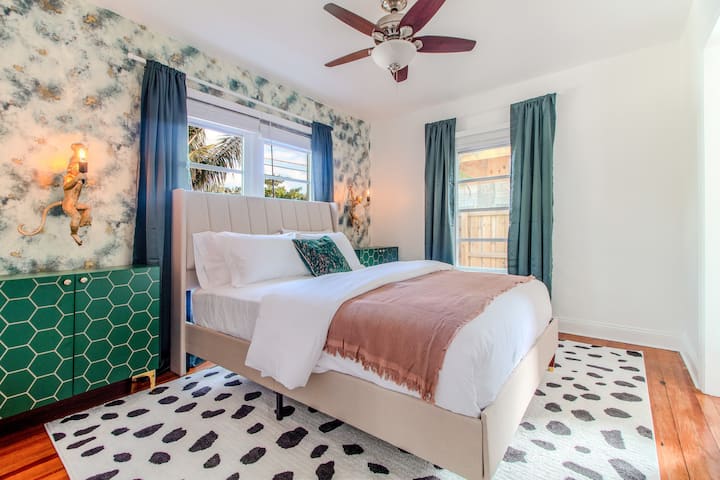 Spálňa 4 ponúka plyšovú manželskú posteľ, ktorá zaisťuje útulný a pokojný spánok v príjemne zariadenom a príjemnom priestore.