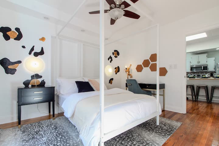 Objavte kúzlo našej spálne s majestátnou manželskou posteľou s baldachýnom, ktorá sľubuje pokojný spánok a dodáva priestoru nádych elegancie.