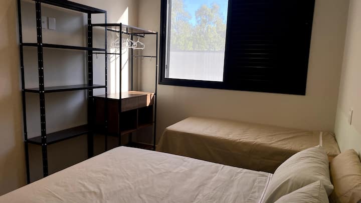 מיטת קווין סייז אחת ומיטת יחיד עם מיטה נוספת. הוא ישן בשקט 4 אנשים. כריות ומצעים פנויים. מיזוג אוויר. ארון  2 מגירות, מדף וקולבים. מדף נוסף לנעליים וחפצים. מסך חלון רחב