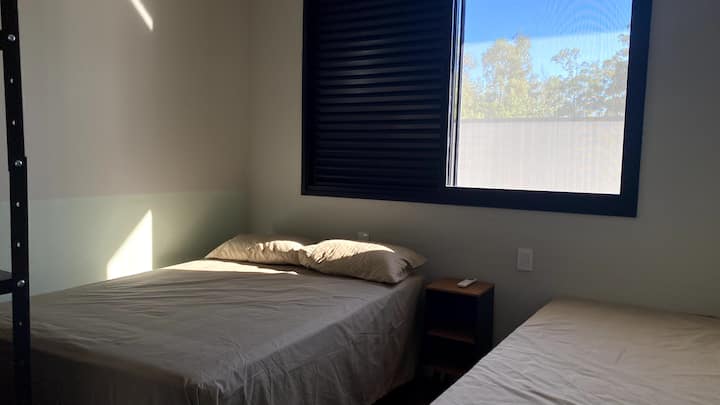 מיטה זוגית אחת ומיטת יחיד עם מיטה נוספת. הוא ישן בשקט 4 אנשים. כריות וסדינים זמינים על המיטות. מיזוג אוויר. ארון  2 מגירות, מדף וקולבים. מדף נוסף לנעליים וחפצים. 