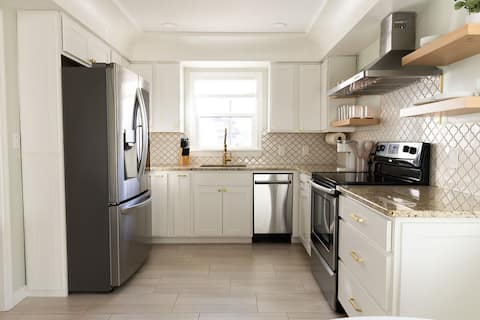 Private Hot Tub- The White House off the Square