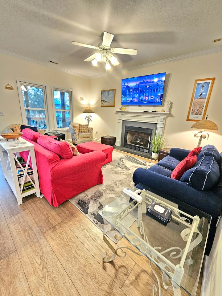 Easy 7 Minute Walk To The Beach! - Oak Island, NC