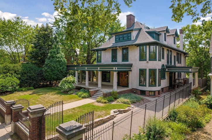 Elegant, Historic Mansion Getaway