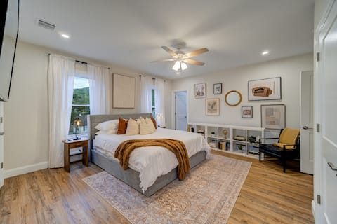 Sleek Escape: Modern 3 BR- 4 Min from West Point !